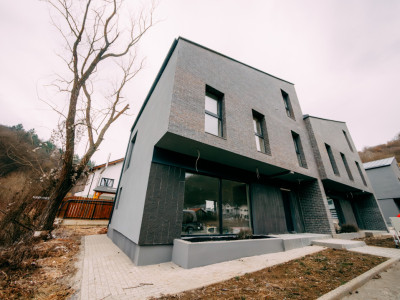Duplex de vânzare, cu suprafața de 135 mp, situat în Tăuți, aproape de mănăstire