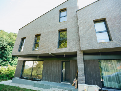 Duplex de vânzare, finisat, cu suprafața de 135 mp, situat în Tăuți